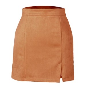 Détail d'une mini-jupe en daim marron à taille haute et petite fente sur le côté