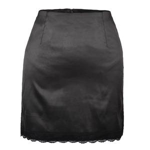 Mini-jupe en satin noir à taille haute avec bordure en dentelle et zip invisible