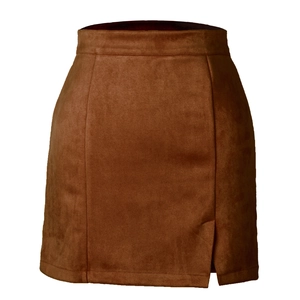 Détail d'une mini-jupe marron en suédine à taille haute avec coutures et fente latérale