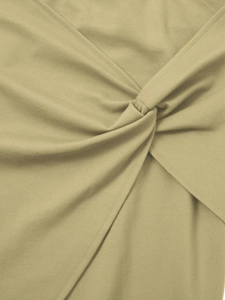 Détail de la jupe vert olive avec design à nœud torsadé et texture du tissu