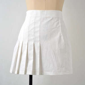 Mini-jupe plissée blanche à taille haute pour femme avec design asymétrique