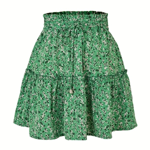 Détail de la jupe fleurie verte avec taille haute élastique et cordons de serrage