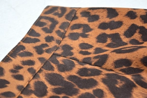 Détail du tissu en suédine à imprimé léopard et coutures soignées sur la jupe courte
