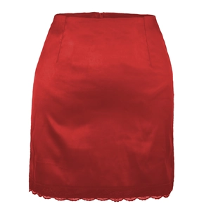 Détail d'une mini-jupe en satin rouge à taille haute avec bordure en dentelle
