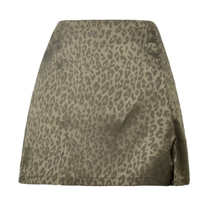 Détail d'une jupe léopard taille haute en satin vert olive avec une fente latérale chic
