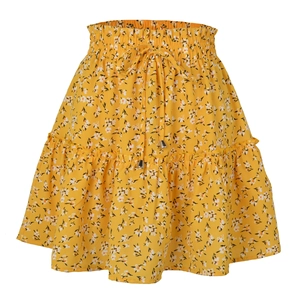 Détail de jupe jaune à fleurs avec taille élastique à cordon et ourlet à volants chic