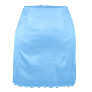 Vue détaillée de la mini-jupe en satin bleu ciel avec dentelle et taille haute chic