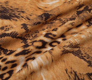 Macro du tissu en suédine imprimé léopard avec plis doux et motifs marrons élégants