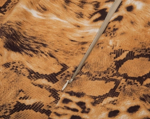 Vue détaillée de la jupe en daim à motif léopard avec fermeture éclair invisible
