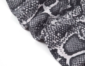 Texture détaillée en suédine grise avec imprimé serpent et finition mate et douce