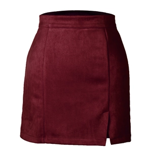 Détail d'une jupe en daim bordeaux avec fente latérale et coutures de haute qualité