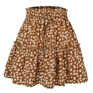 Détail de jupe fleurie marron à taille haute avec cordon de serrage et volant