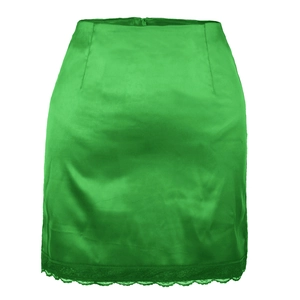 Détail de la jupe en satin vert vif à taille haute avec ourlet en dentelle et fini soyeux