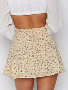 Floral high-waisted mini skirt with A-line cut and small purple flower patterns