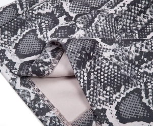 Gros plan sur le tissu en daim à imprimé serpent avec détails de couture surjetée