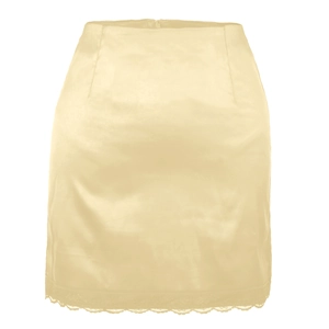 Détail de la mini-jupe en satin crème avec une bordure délicate en dentelle sur le bas
