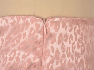 Gros plan sur la jupe en satin léopard rose avec fermeture éclair invisible et tissu fin