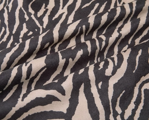 Gros plan d'un tissu suédine à imprimé zèbre avec une texture douce et des plis naturels