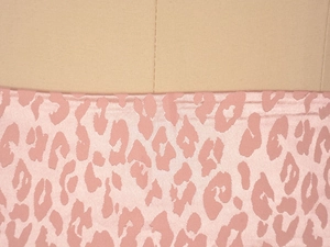 Gros plan détaillé sur un tissu jacquard léopard rose avec une finition satinée