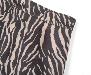 Détail de la jupe à taille haute imprimé zèbre avec double couture et tissu ferme