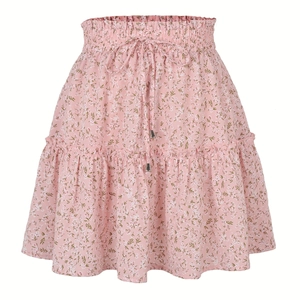Détail de la jupe rose à fleurs à taille haute avec cordon et ourlet à volants