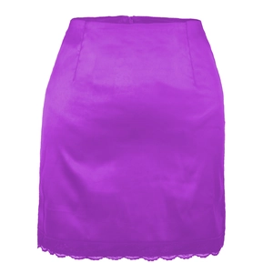 Détail d'une jupe en satin violet à taille haute avec ourlet en dentelle délicate
