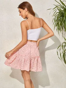 Détail d'une mini-jupe rose fleurie avec taille élastique et ourlet à volants