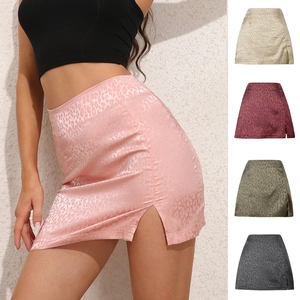 Jupe courte en satin imprimé léopard à taille haute avec fente latérale chic
