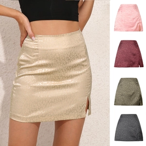 Mini-jupe en satin à imprimé léopard, taille haute avec fente latérale en or champagne