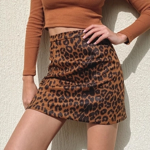 Mini-jupe léopard pour femme avec un haut court côtelé marron à manches longues