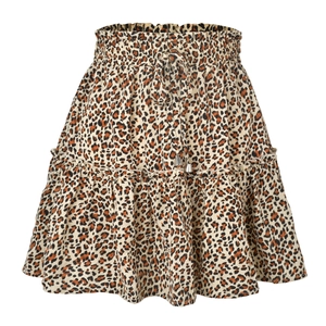 Détails de la jupe courte léopard à taille haute avec cordon et couches à volants