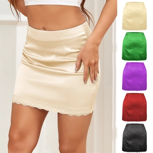 Mini-jupe en satin à taille haute avec bordure en dentelle en beige et plusieurs tons