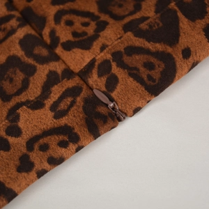 Détail de la fermeture éclair invisible sur la jupe en daim à imprimé léopard