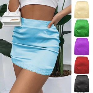 Mini-jupe en satin à taille haute avec bordure en dentelle en bleu ciel et divers coloris