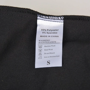 Gros plan détaillé de l'étiquette d'entretien indiquant 95% polyester et 5% élasthanne