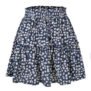 Détail d'une mini-jupe à fleurs avec taille élastique et cordon de serrage réglable