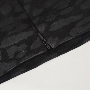 Détail de la fermeture éclair invisible et du tissu en daim léopard sur la jupe taille haute