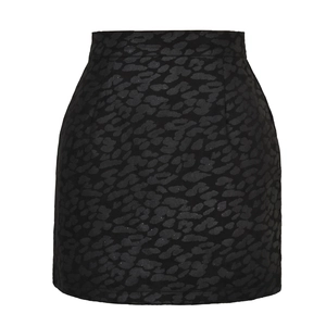 Détail de la jupe noire taille haute à motif léopard avec tissu jacquard en daim texturé