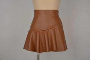 Détail de la jupe en cuir PU marron avec ourlet à volants asymétrique et taille haute