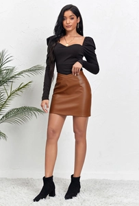 Mini-jupe tendance en cuir PU marron avec taille en V et haut en tricot à manches bouffantes