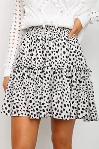 Détail de la jupe taille haute à pois noirs avec ourlet à volants féminin