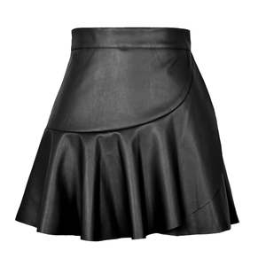 Détail d'une jupe courte en similicuir noir à taille haute et ourlet volanté asymétrique