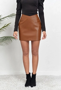 Vue détaillée de la mini-jupe en cuir PU marron caramel avec une taille haute en V chic
