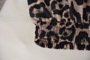 Détail de la taille haute élastique sur jupe léopard avec coutures soignées
