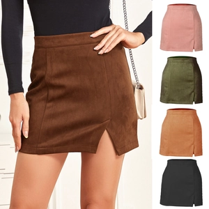 Mini-jupe en daim à taille haute avec fente latérale disponible en plusieurs couleurs