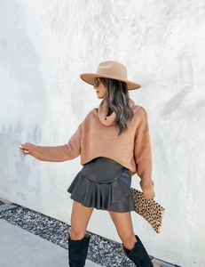 Look urbain de jupe en cuir à volants avec un pull épais en tricot à col montant