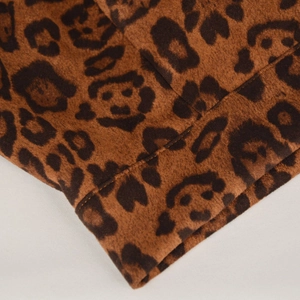 Détail macro du tissu en suédine léopard avec des finitions à double couture solides