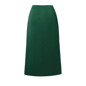 Détail de la jupe en satin vert foncé à taille haute avec fermeture éclair et coupe sirène
