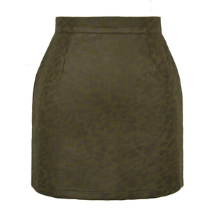 Vue détaillée de la texture léopard foncée sur la mini-jupe en daim vert olive