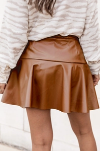 Vue détaillée de la minijupe en similicuir marron à taille haute et ourlet à volants